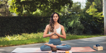 femme_qui_fait_une_meditation_de_yoga_sadhana